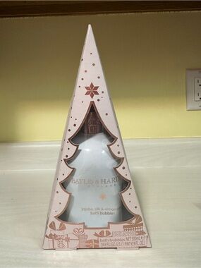Baylis & Harding Pink Bath Bubbles with Jojoba, Silk & Almond Oil